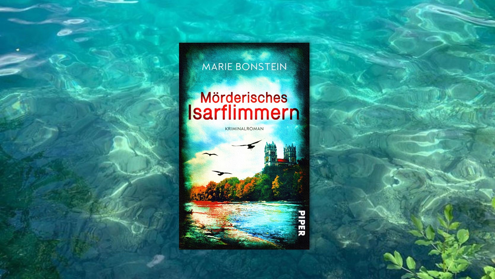 Mörderisches Isarflimmern von Marie Bonstein - Buchcover vor blauem Wasserhintergrund in dem sich die Sonne spiegelt.